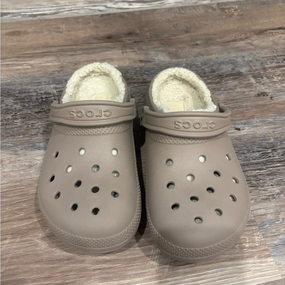 CROCS Tan Cozy Lined Clogs, Sz 7